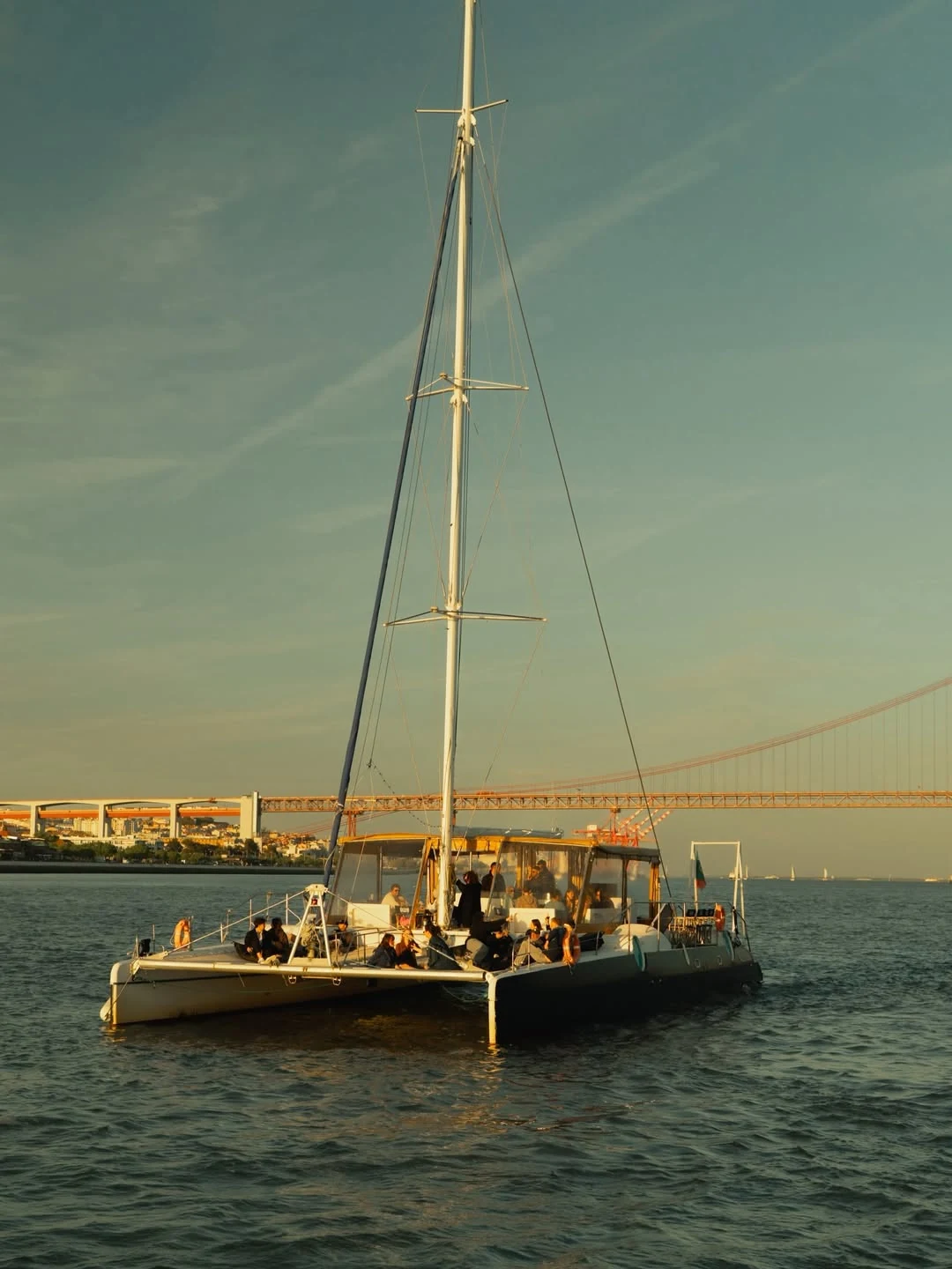 Catamaran — passeio de barco no Rio Tejo, Lisboa